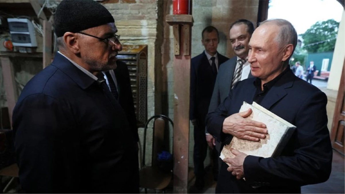 Putin'den cami ziyareti! Armağan edilen Kur'an-ı Kerim'i alıp İsveç'teki skandala gönderme yaptı