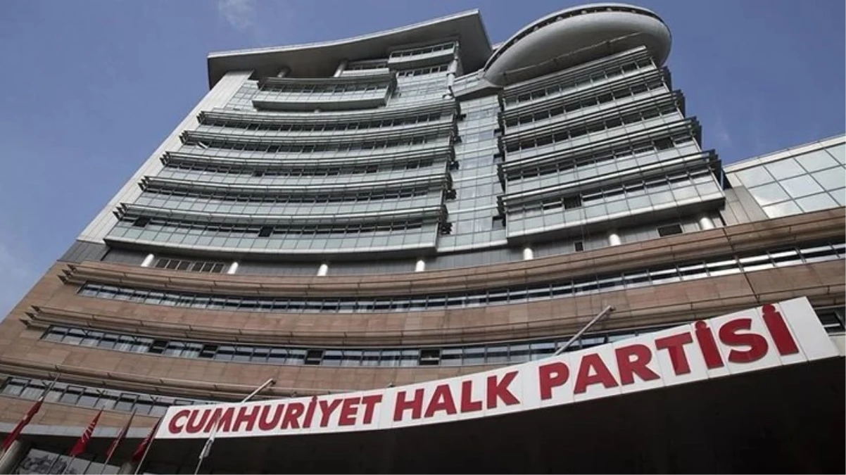 Sandıklar kapanmadan evvel CHP Genel Merkezi'ne Kılıçdaroğlu pankartı asıldı