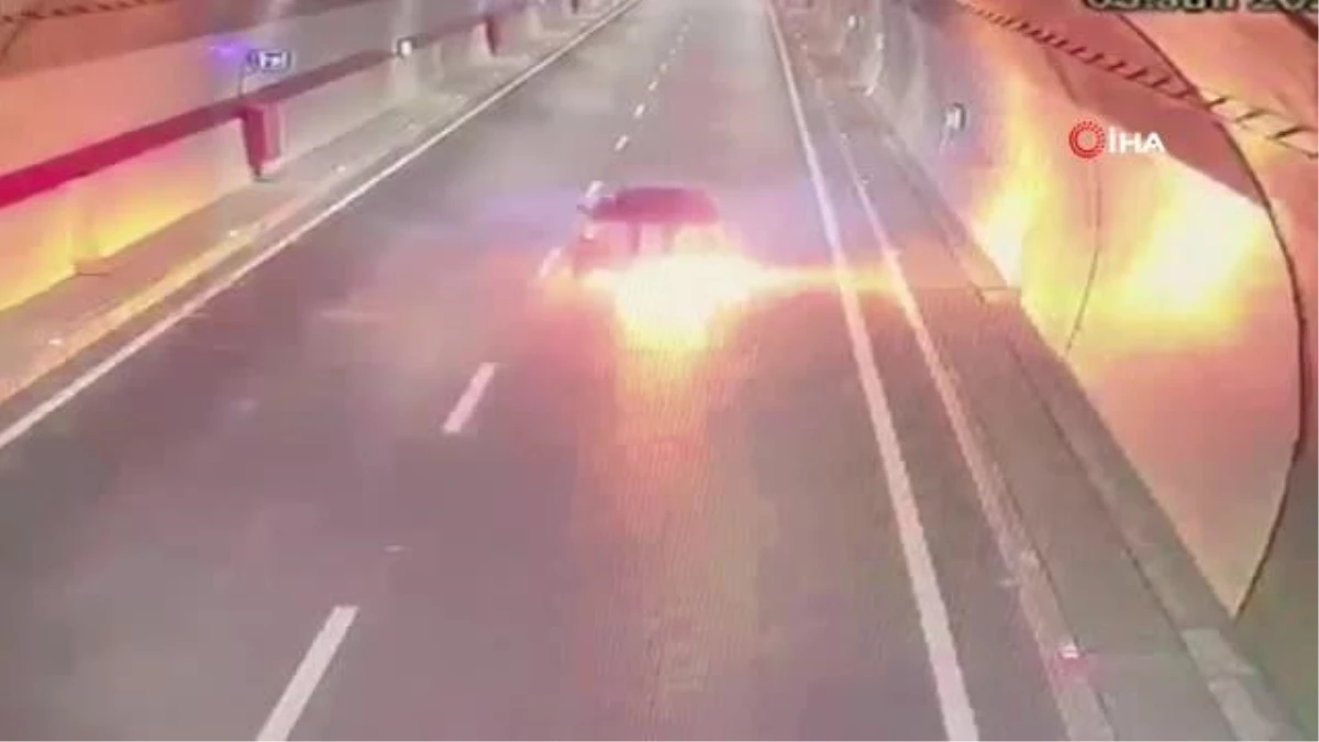 Seyir halindeki araba Zigana Tüneli'nde alev alev yandı