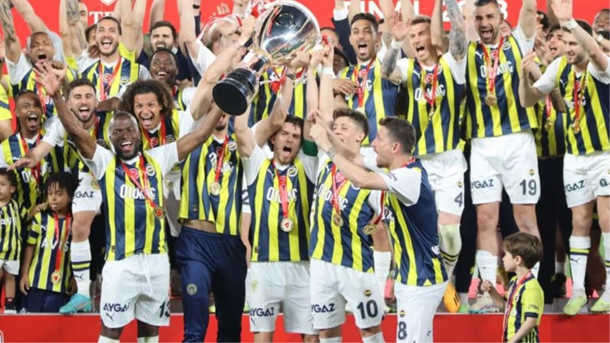 Türkiye Kupası'nın seremonisine Fenerbahçeli futbolcuların giydiği forma damga vurdu