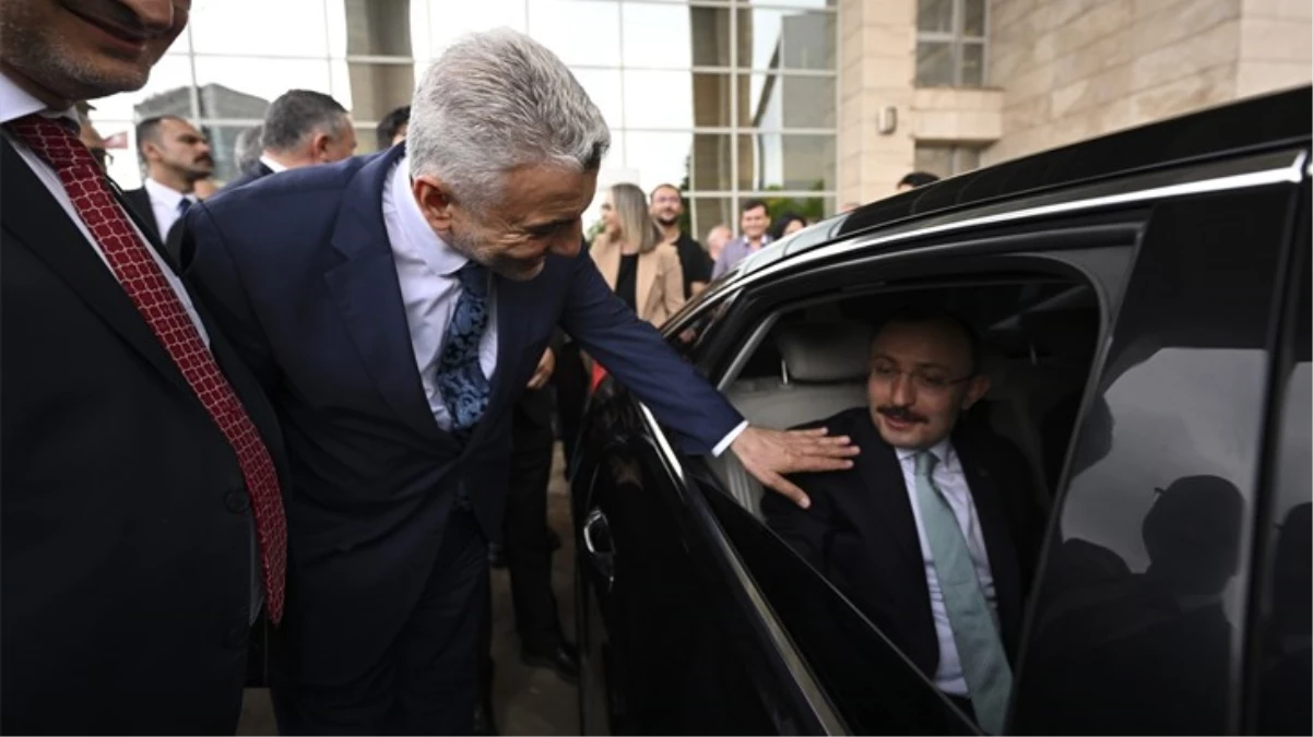 Yeni Ticaret Bakanı Ömer Bolat vazifesi devraldı! Selefini aracına kadar uğurladı