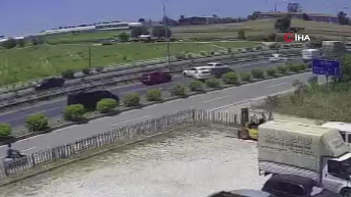 Zincirleme kaza kamerada: Kırmızı ışıkta yavaşlayan arabaların ortasına daldı