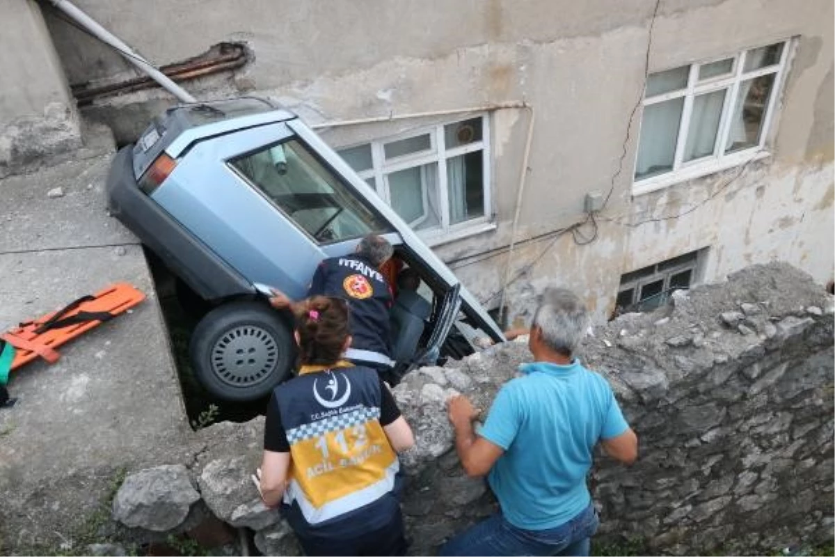 Zonguldak'ta Araba Apartman Boşluğuna Düştü: 2 Yaralı