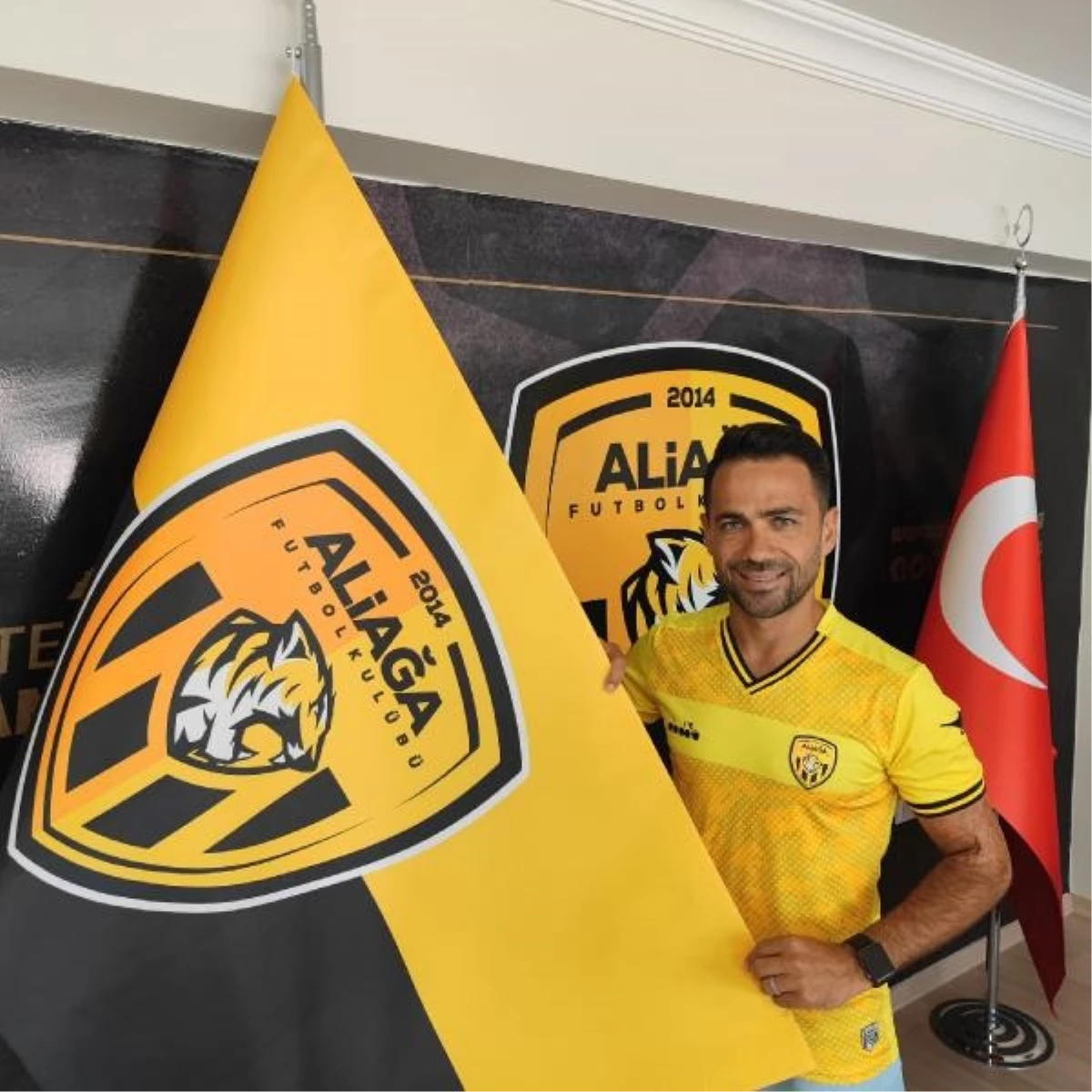 Aliağa Futbol Kulübü'nde kadro kaptanı Mithat Yaşar ile kontrat yenilendi