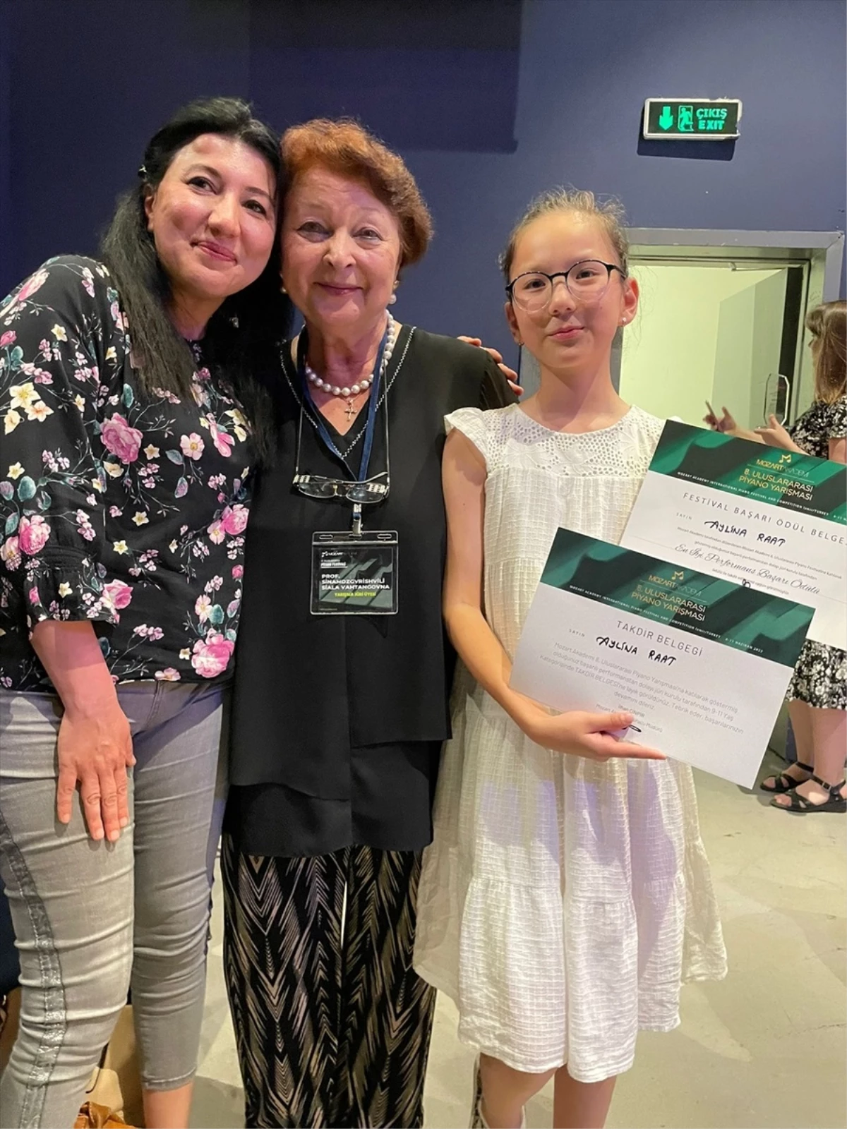 Antalya Büyükşehir Belediyesi İsmail Baha Sürelsan Konservatuvarı'ndan 10 yaşındaki Aylina Raat, milletlerarası piyano yarışında ödül aldı