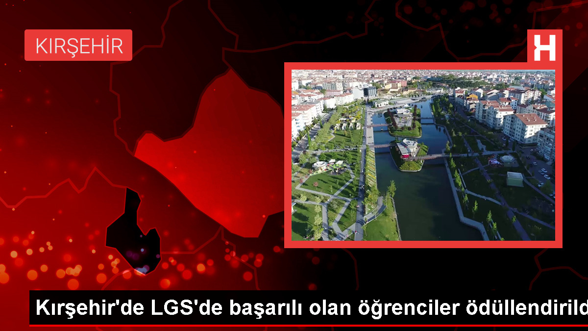 Kırşehir Valisi Hüdayar Mete Buhara, 2023 LGS'de tüm soruları yanlışsız cevaplayarak 500 tam puan alan öğrencileri ödüllendirdi