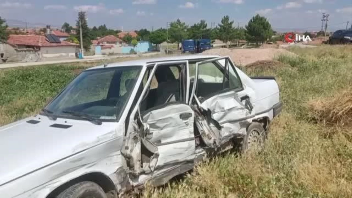 Araba ticari araçla çarpıştı: 2 yaralı
