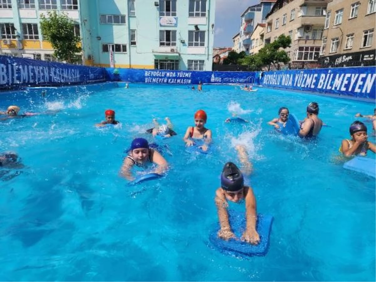 Beyoğlu Belediyesi Okullarda Portatif Yüzme Havuzları Kurdu