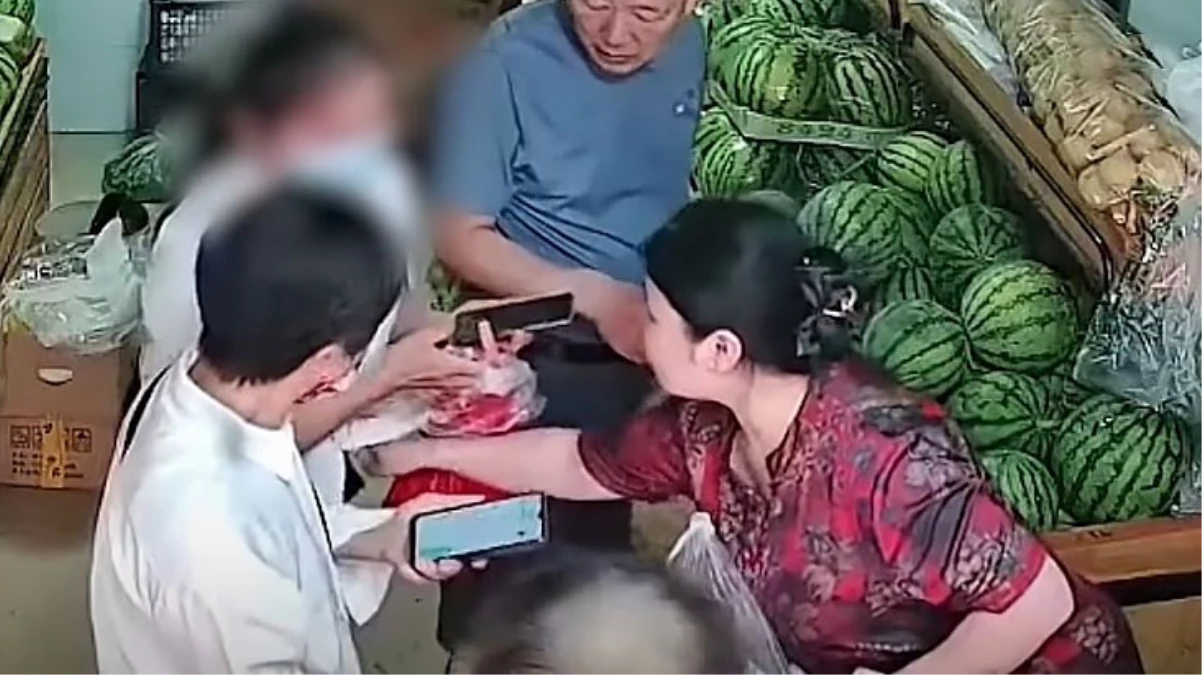 Çin'de alışveriş yapan bir bayan, mantarı iç çamaşırına koyarak çalmaya çalıştı