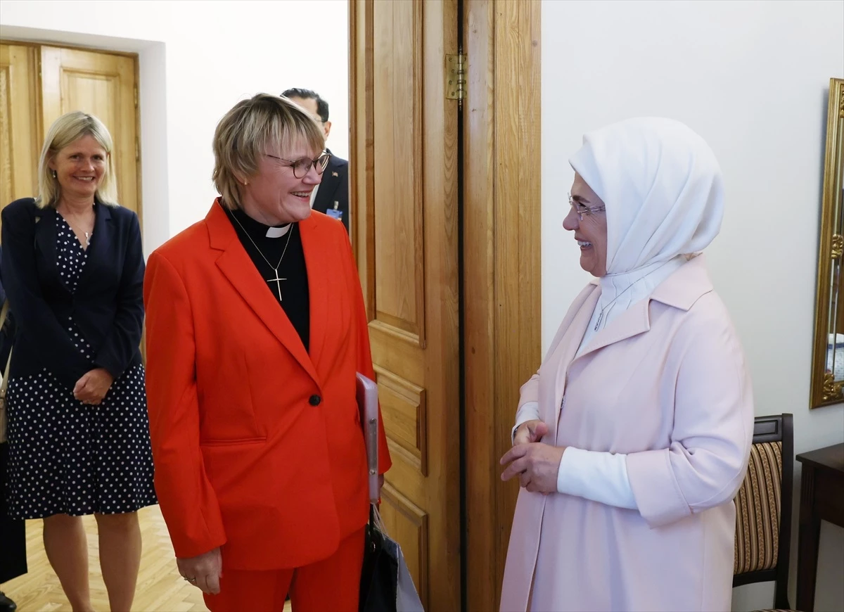 Emine Erdoğan, İsveç Başbakanı'nın eşine Kur'an-ı Kerim'e yapılan saygısızlıktan hüznünü iletti