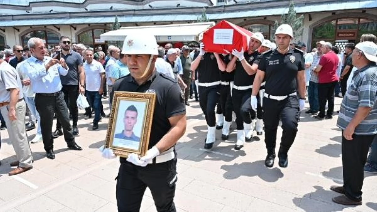 Erzincan Emniyet Müdürlüğü'nde vazifeli polis memuru trafik kazasında hayatını kaybetti