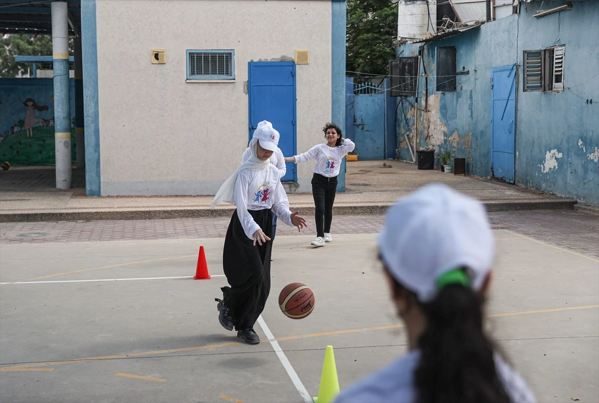 Gazze'de abluka ve çatışma mağduru çocuklar yaz okulunda sanat ve sporla düzgünleşiyor