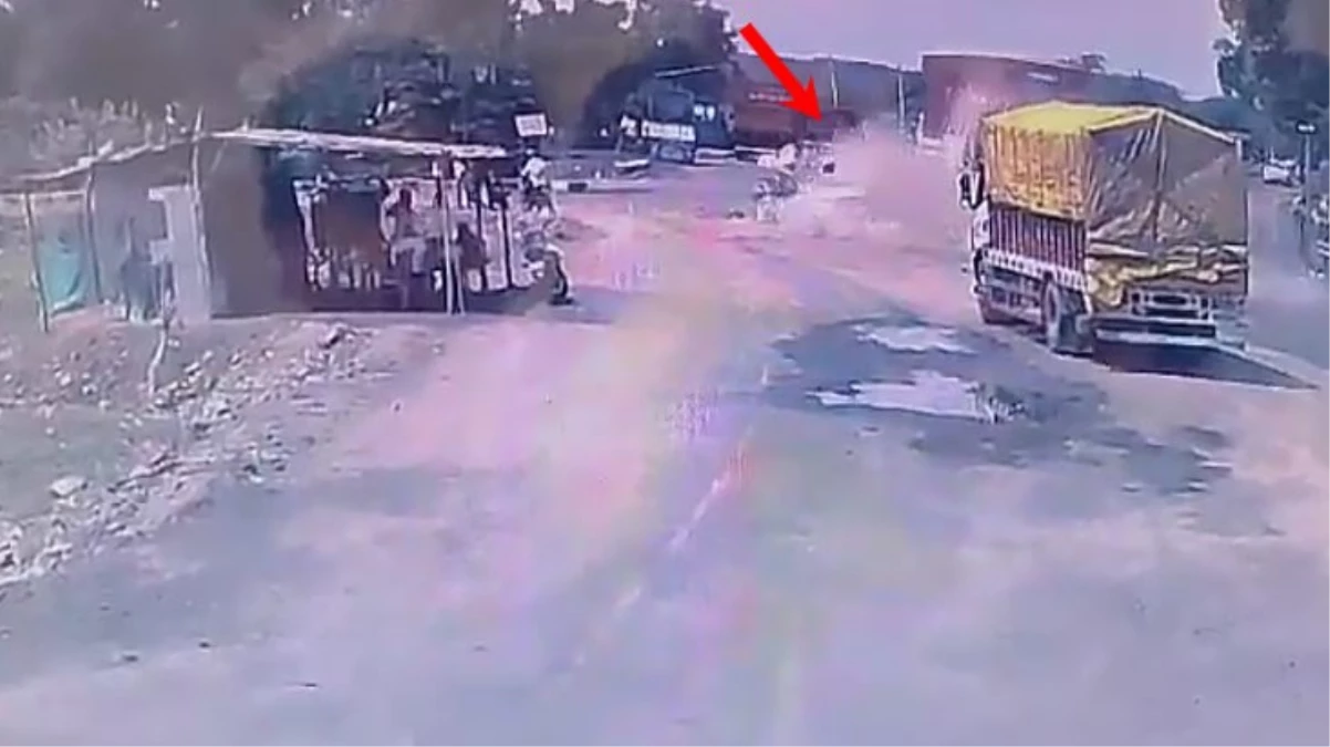 Hindistan'da kamyonla arabanın çarpışması sonucu 10 kişi öldü, 20 kişi yaralandı