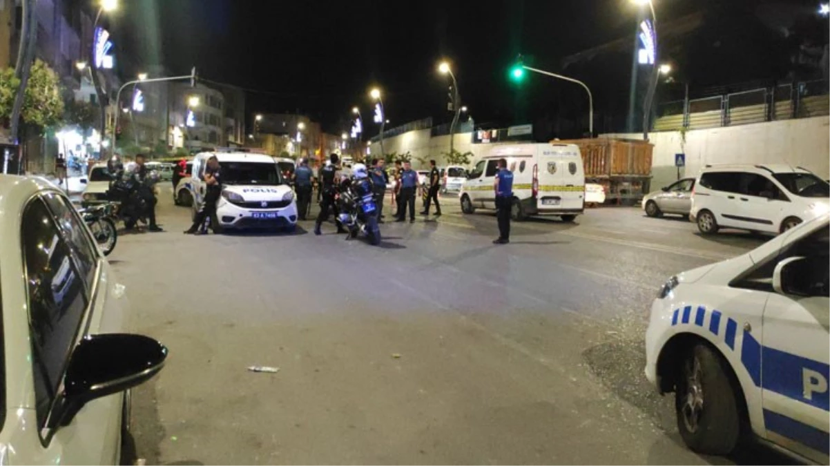 Husumetli aileler ortasında bıçaklı kavga! 1'i polis 3 kişi yaralandı