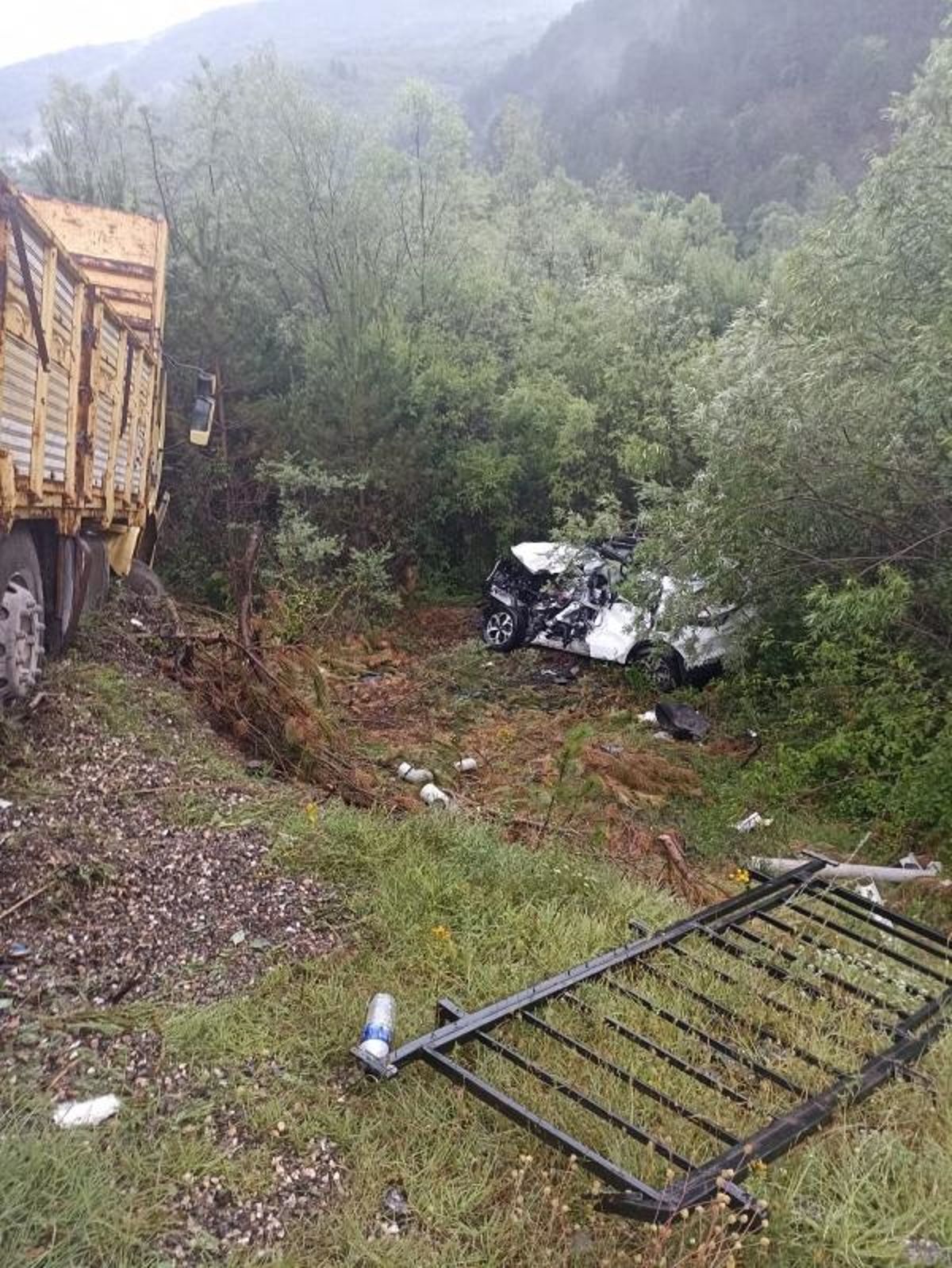 Kastamonu'da çekme karavanlı cip ile kamyon çarpıştı: 2 meyyit, 3 yaralı