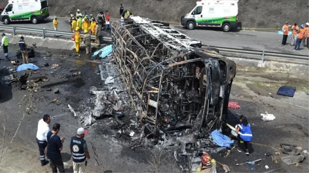 Meksika'da yolcu otobüsü uçuruma yuvarlandı! 25 kişi öldü, 17 kişi yaralandı