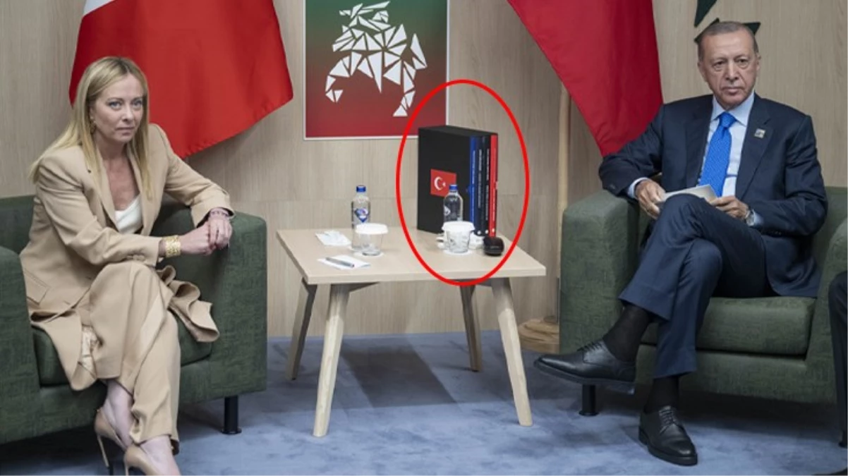 NATO tepesinde önderlerle görüşen Erdoğan'ın yanı başındaki 4 kitap dikkat çekti