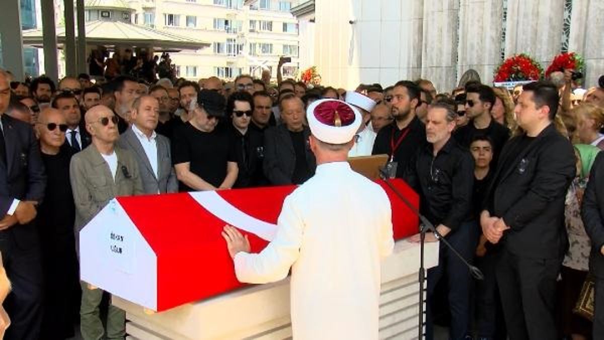 Sanatçı Özkan Uğur'un cenazesi son seyahatine uğurlandı