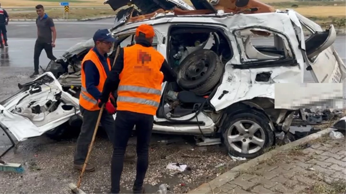 Sivas'ta vinç ile hafif ticari araç çarpıştı: Baba ile oğlu öldü, 3 kişi yaralandı