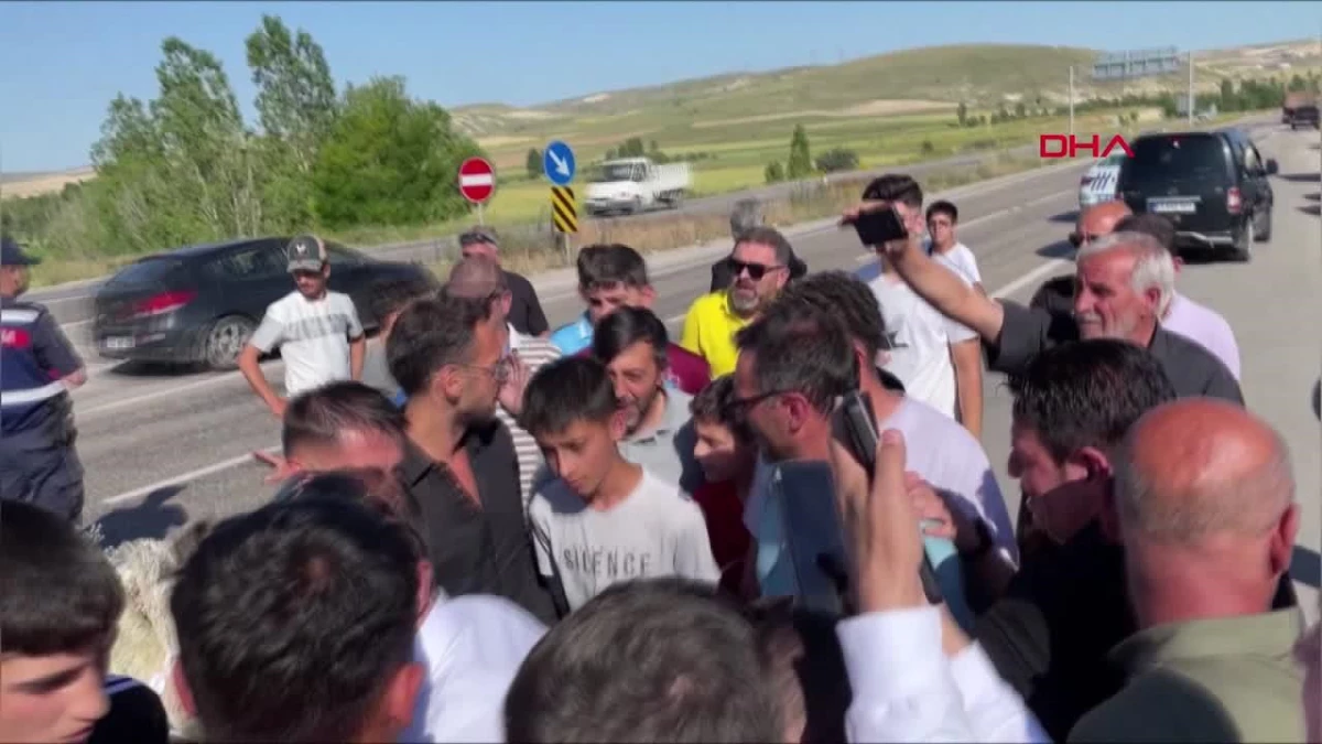 Ulusal futbolcu Hakan Çalhanoğlu'na Bayburt'ta coşkulu karşılama