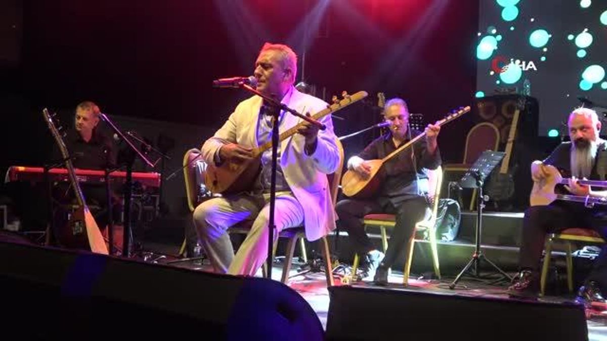 Yavuz Bingöl Osmaniye'de depremzedelere konser verdi