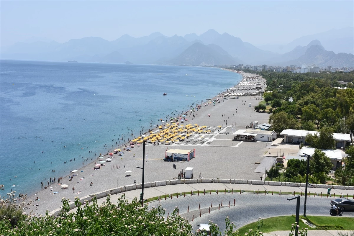 Antalya'da Hava Sıcaklığı 44 Dereceye Ulaştı, Sokaklar Boş Kaldı