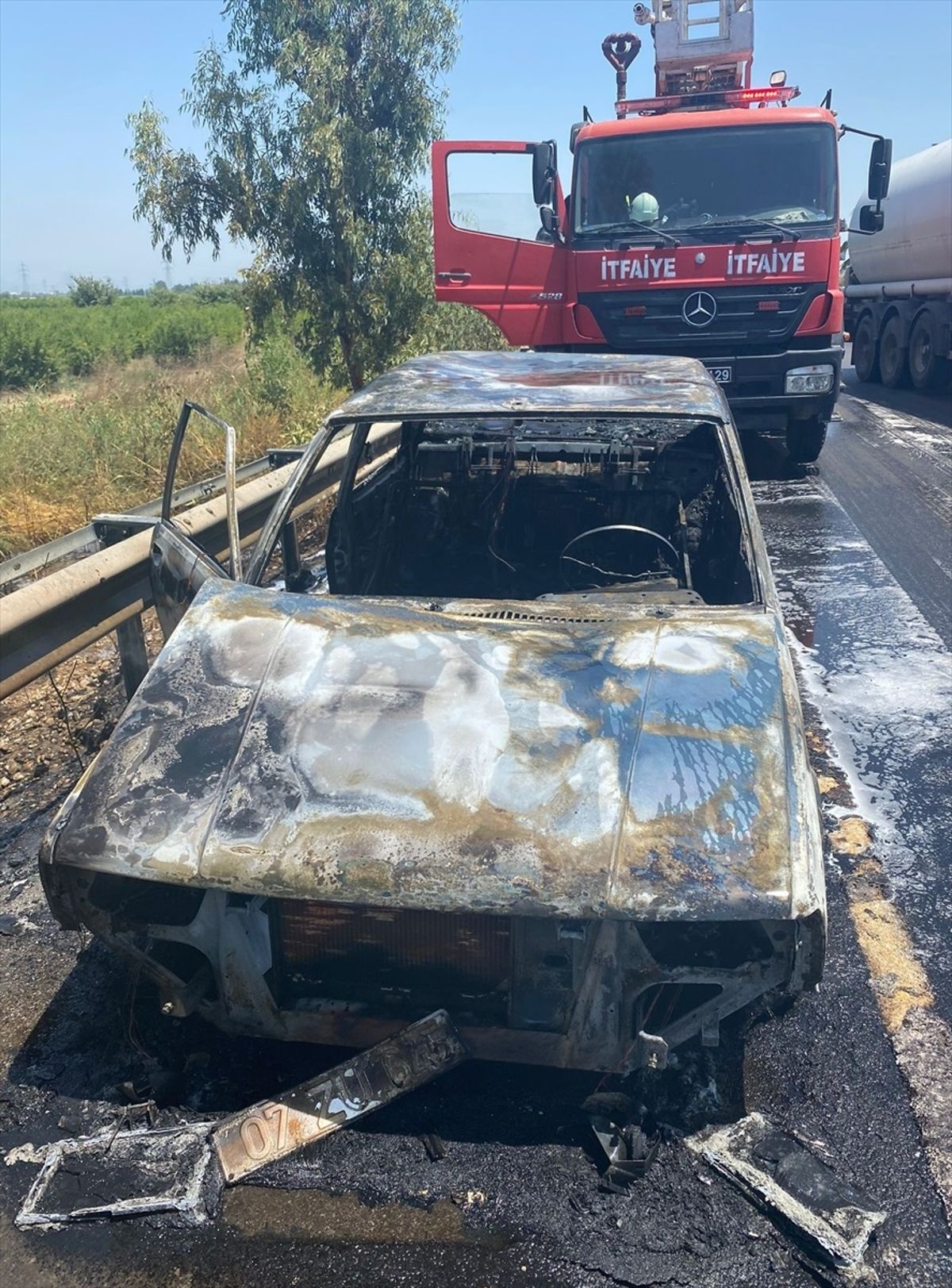 Antalya'da seyir halindeki araba yandı