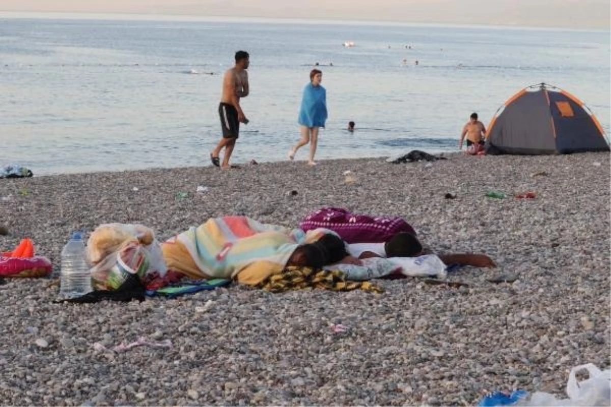 Antalya'da Sıcaklarla Başa Çıkmak İçin Konyaaltı Kıyısı Tercih Ediliyor