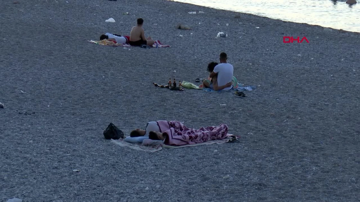 Antalya'da Sıcaklarla Çaba: Vatandaşlar Konyaaltı Kıyısı'nda Sabahladı