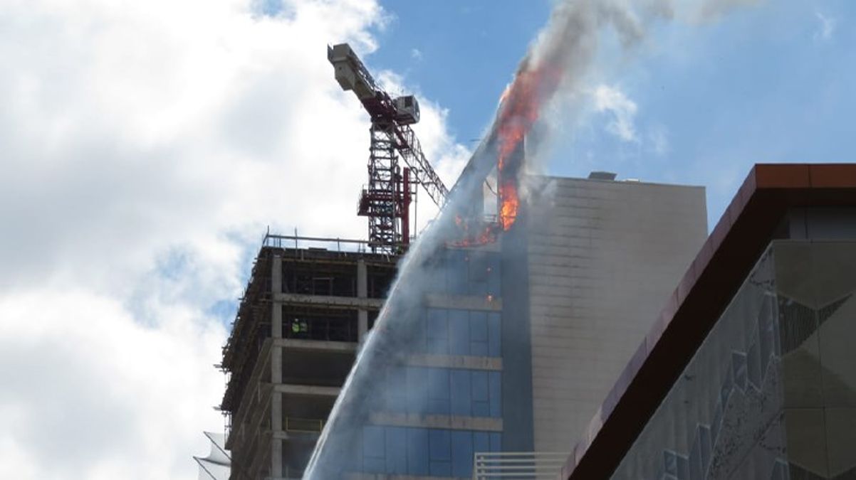 Ataşehir'de 17 katlı iş merkezinin çatısında yangın! Takımlar olay yerinde