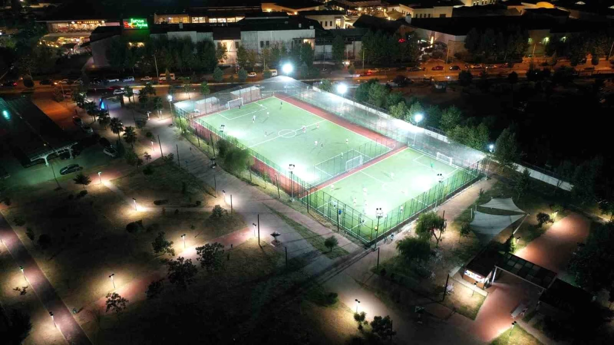 Aydın Büyükşehir Belediyesi Zübeyde Hanım Parkı'nda futbol oynamak isteyenlere yeni adres sundu