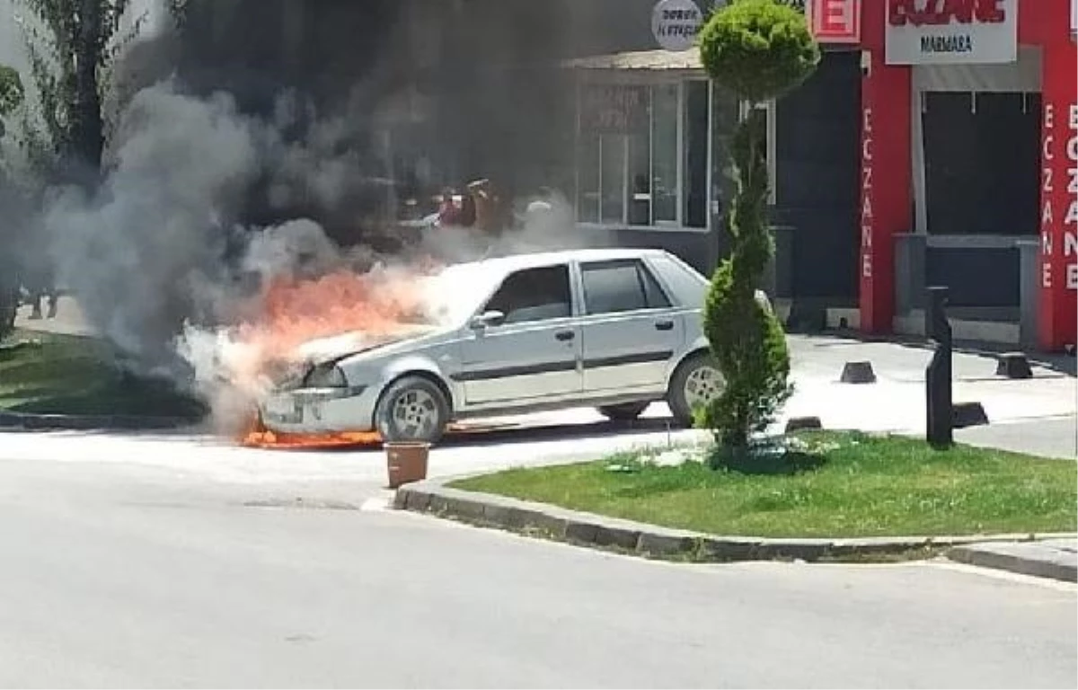 Bandırma'da seyir halindeki araba alev aldı
