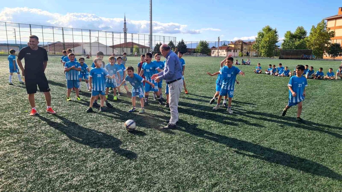 Beyköy Belediyesi Futbol Okulu Öğrencilerine Evraklarını Verdi