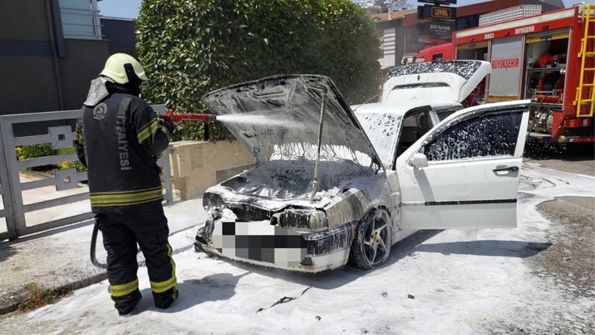 Denizli'de park halindeki arabada yangın çıktı