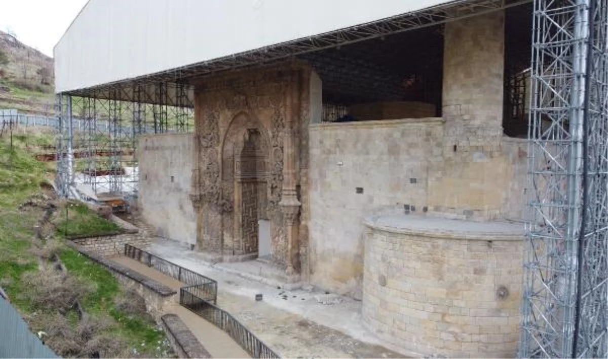 Divriği Ulu Cami ve Darüşşifası'ndaki Kubbe Duvarı Örgüsünde Mimar Sinan'ın Parmak İzi Savı