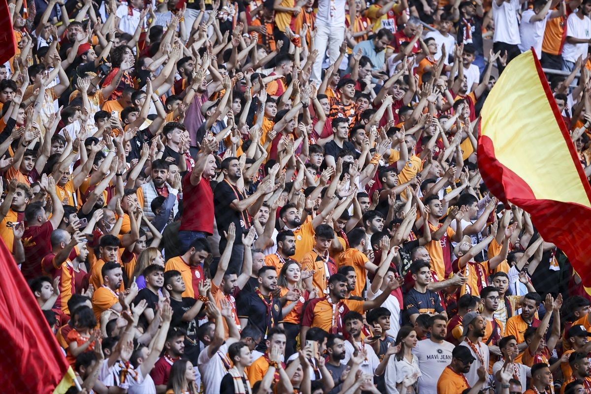 Galatasaray, yeni transferleri için taraftarı önünde imza merasimi düzenledi
