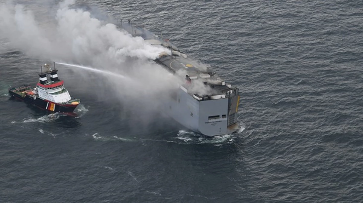 Hollanda'da araba yüklü kargo gemisinde çıkan yangın iki gündür söndürülemedi: Haftalarca sürebilir