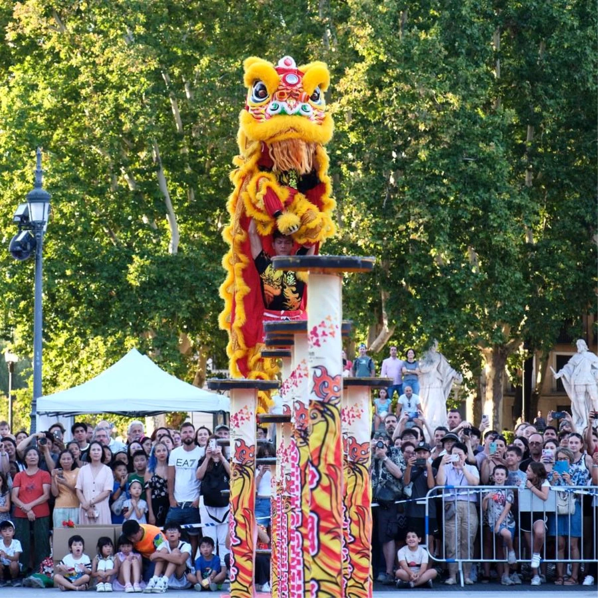 İspanya'nın başşehri Madrid'de Aslan Dansı Gösterisi