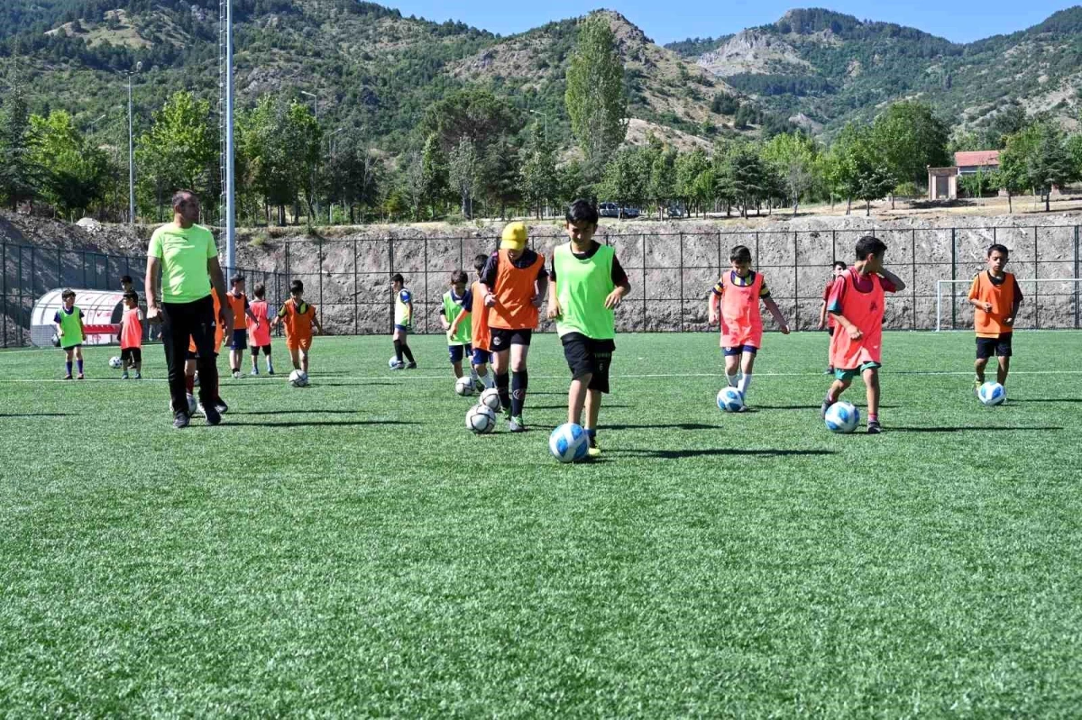 Isparta Belediyesi Gençlik Hizmetleri ve Spor Müdürlüğü tarafından açılan futbol kursu büyük ilgi görüyor