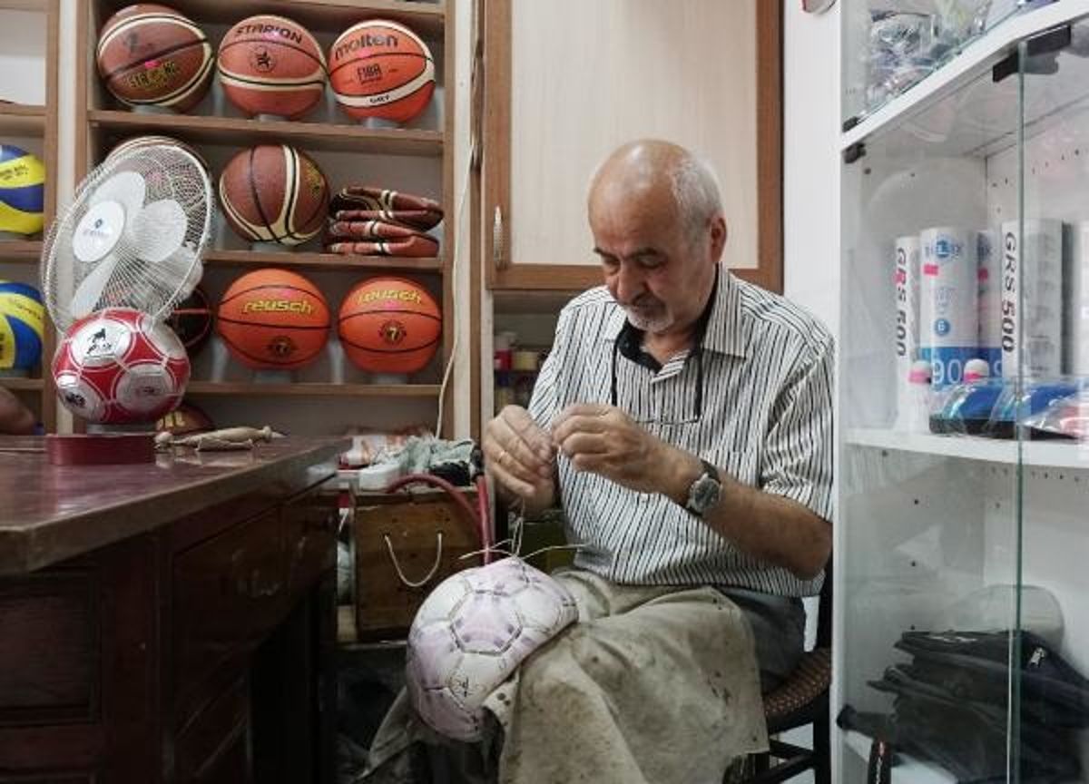 Isparta'da 42 yıldır spor topları tamir eden Mehmet Nail Öncü