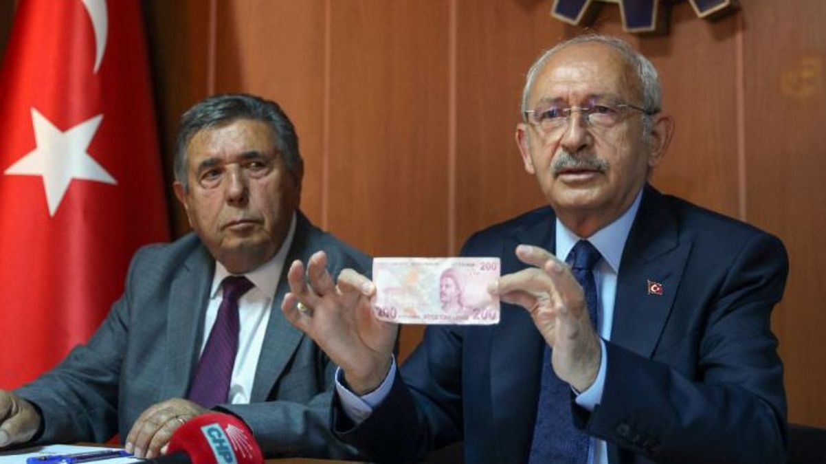 Kılıçdaroğlu'nun emeklileri ziyaretine damga vuran görüntü! Cebinden 200 lira çıkarıp kıymet hesabı yaptı