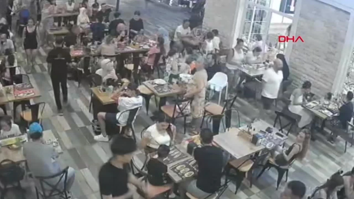 Kuşadası'nda Restoranda Nefes Borusuna Yiyecek Kaçan Çocuk Heimlich Hareketiyle Kurtarıldı