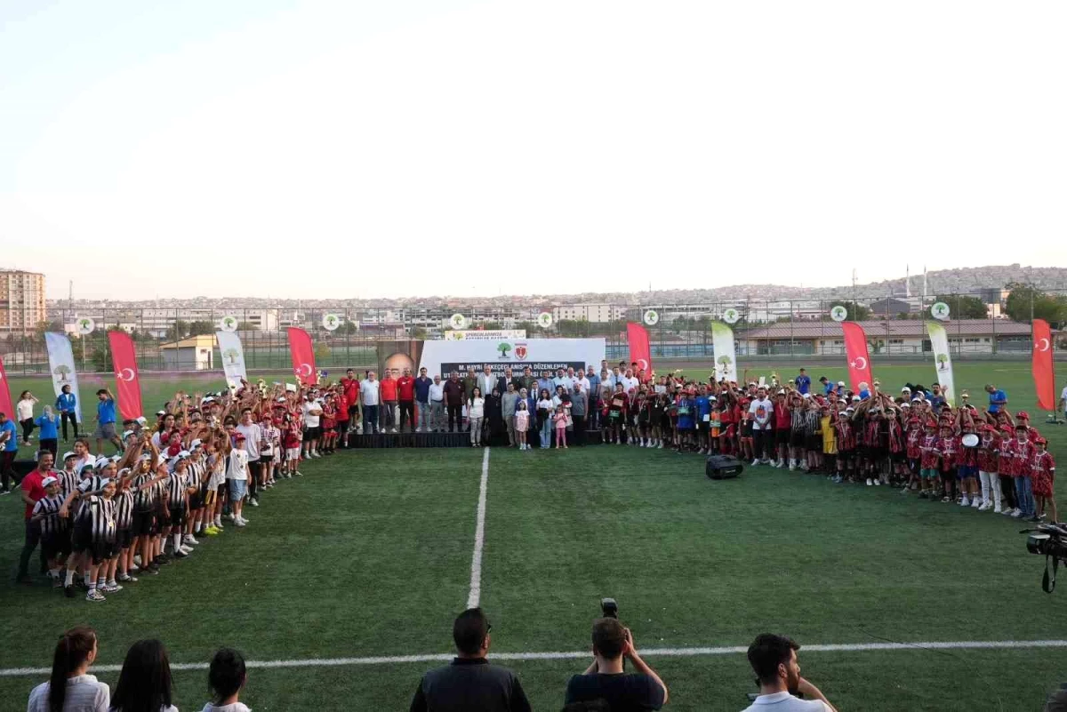 Merhum Şehitkamil Belediye Lider Yardımcısı Mehmet Hayri Özkeçeci ismine düzenlenen Futbol Turnuvası'nda kupalar sahiplerini buldu
