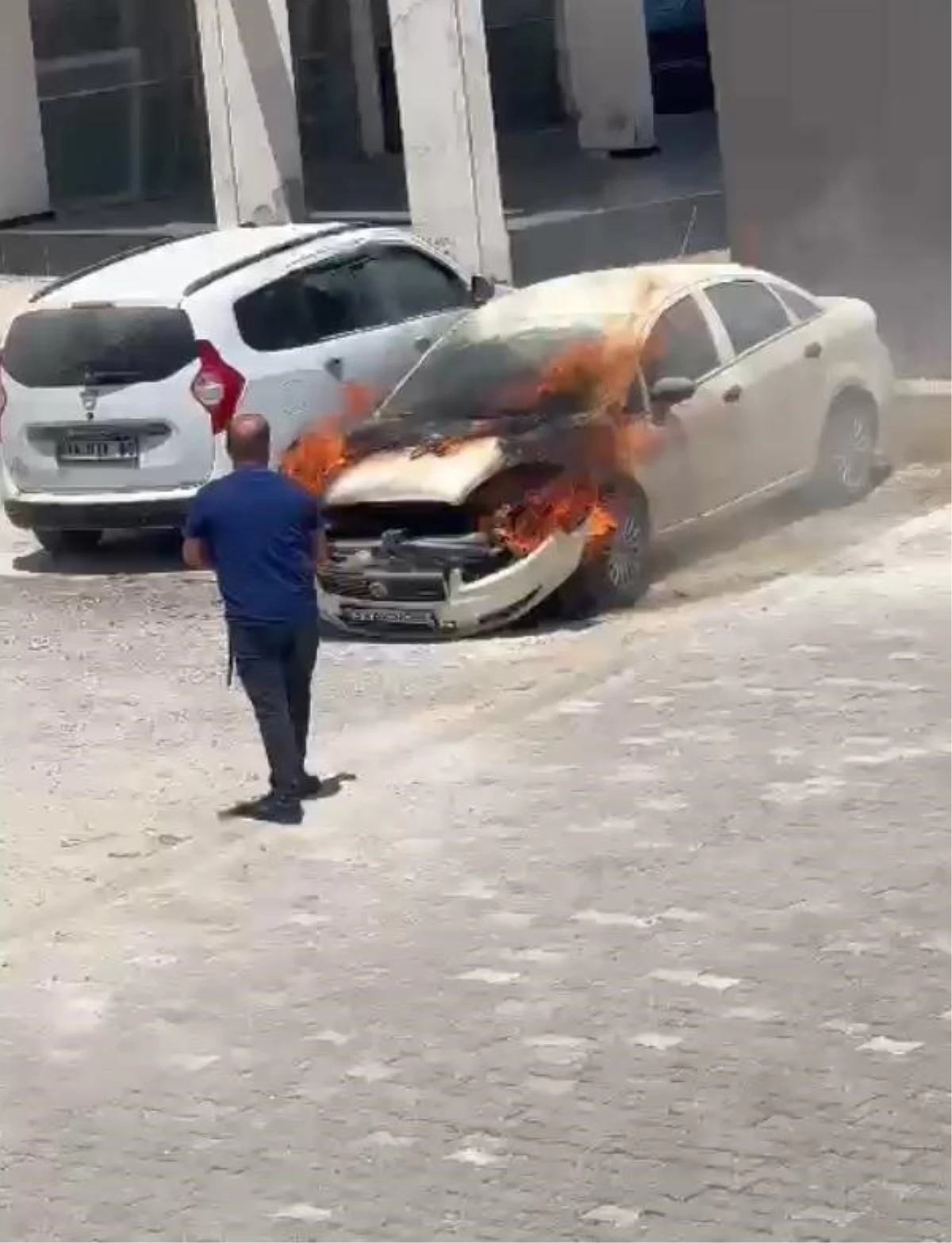 Mersin'de Park Halindeki Arabada Yangın Çıktı