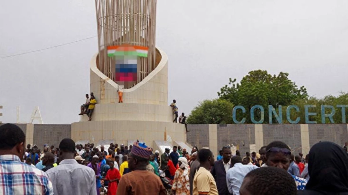 Nijer'de darbe! Dünyadan reaksiyon yağarken sokağa inen halk Rusya bayrağı açtı