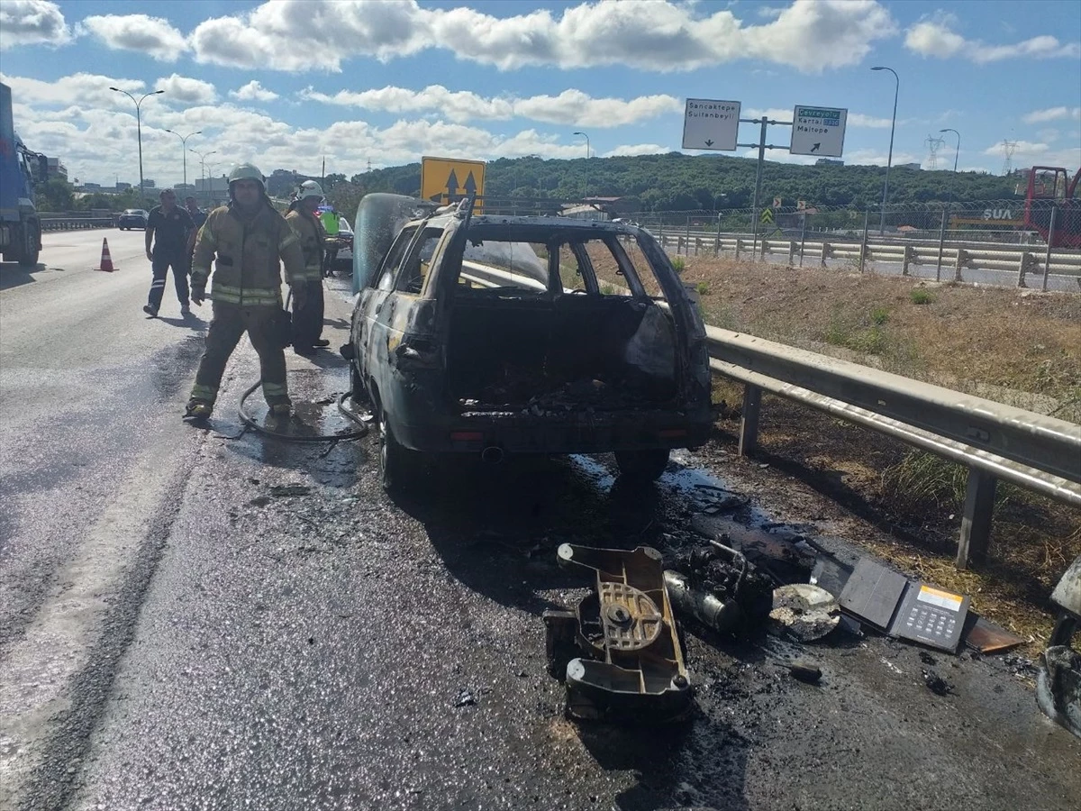 Sancaktepe'de Araba Yangını Söndürüldü