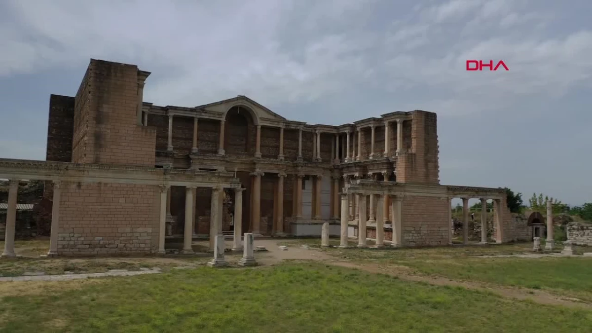 Sardes Antik Kenti'ndeki Sinagogun Yenileme Çalışmalarında Köylü Bayanlar Misyon Yapıyor