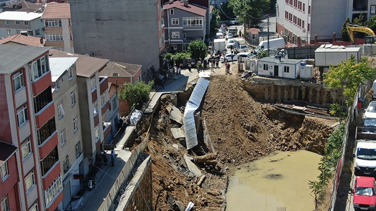 Sarıyer'de inşaat temel hafriyatı sırasında yol çöktü: Etraf binalar tahliye edildi