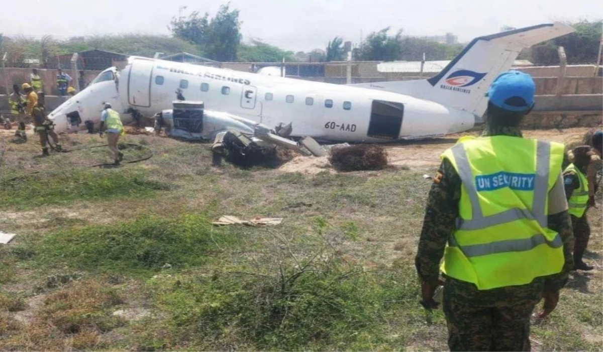Somali'de pistten çıkan özel uçak duvara çarparak ikiye ayrıldı