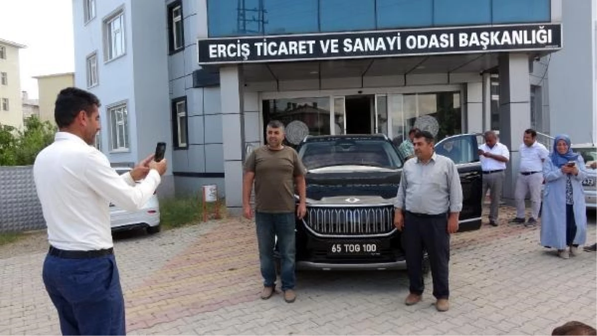 Türkiye'nin yerli arabası Togg, Erciş'te ilgi gördü